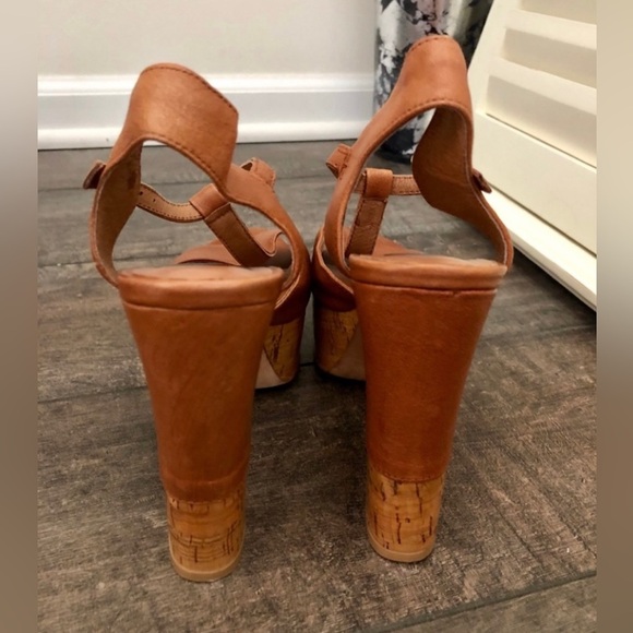 DOLCE VITA Baxter Leather Platform T-Strap | Size: 6.5 - Picture 5 of 7